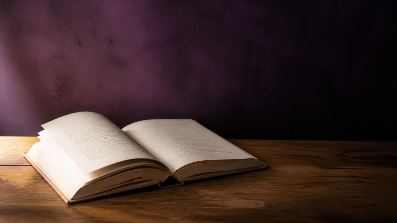 Livre ouvert posé sur une table en bois clair avec lumière douce latérale, ambiance contemplative évoquant la lecture de témoignages