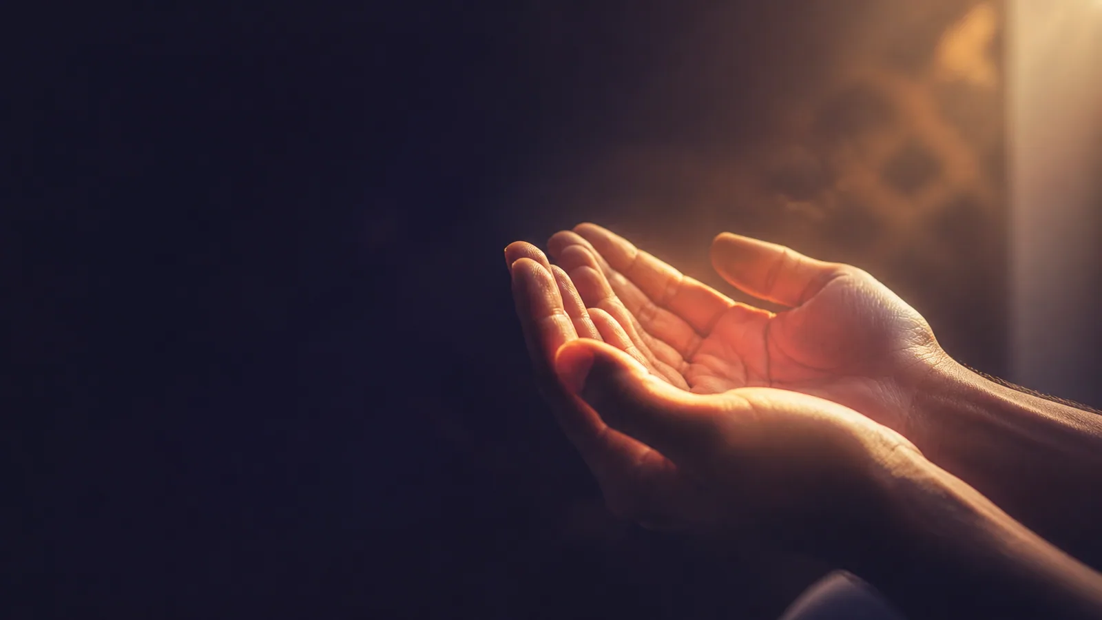 Mains ouvertes recevant une lumière chaude dorée, ambiance contemplative violette tamisée évoquant le canal énergétique du Reiki Shamballa