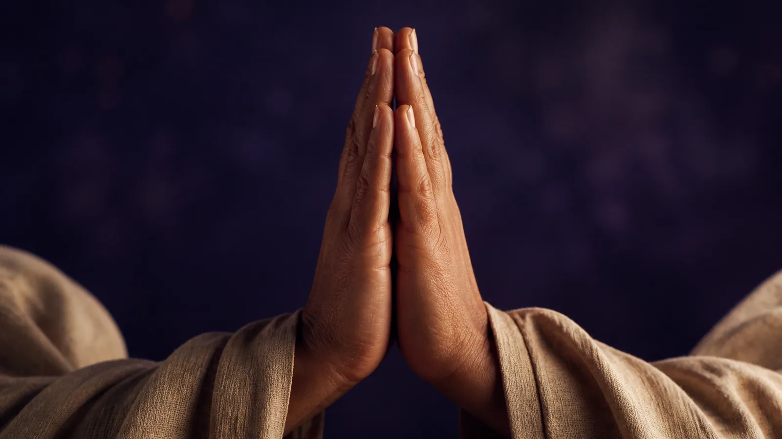 Mains jointes en position de gratitude (gassho) éclairées par une lumière douce, geste introductif au Reiki Shamballa Niveau 1