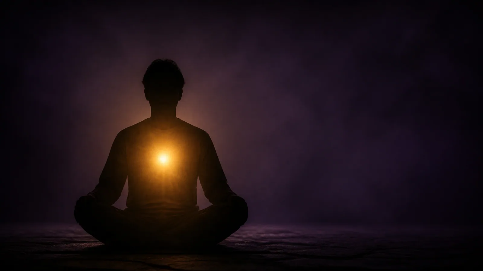 Silhouette en méditation profonde devant une lumière intérieure dorée, ambiance Reiki Shamballa Niveau 3 Maître
