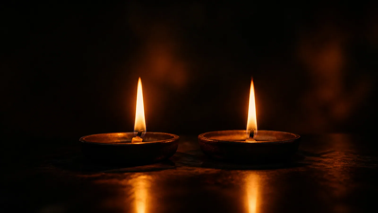 Deux flammes de bougies posées côte à côte sur fond sombre, métaphore visuelle du comparatif entre Reiki Usui et Reiki Shamballa